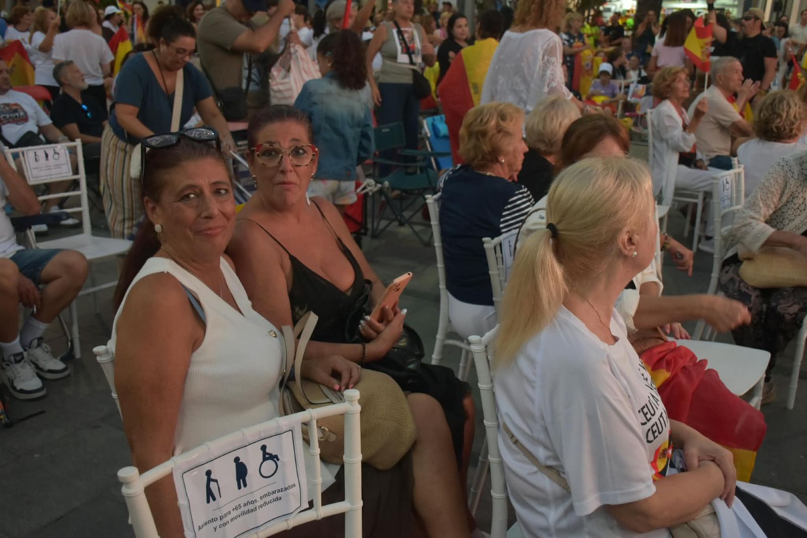 La Plaza de los Reyes se convierte en un gran salón para arropar a Vivas