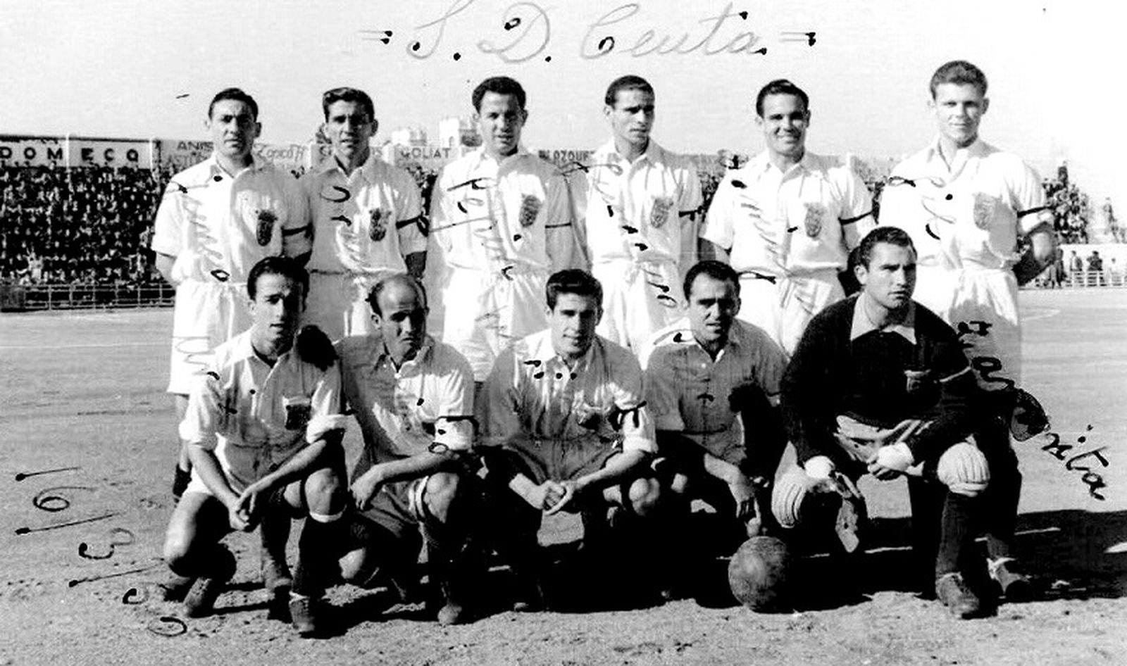 S.D. Ceuta en 1955, con el destacado portero Zamorita.