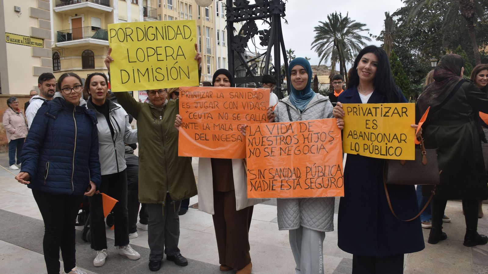 Batul Mohamed y otras madres de niños con TDAH posan antes del inicio de la manifestación por la sanidad