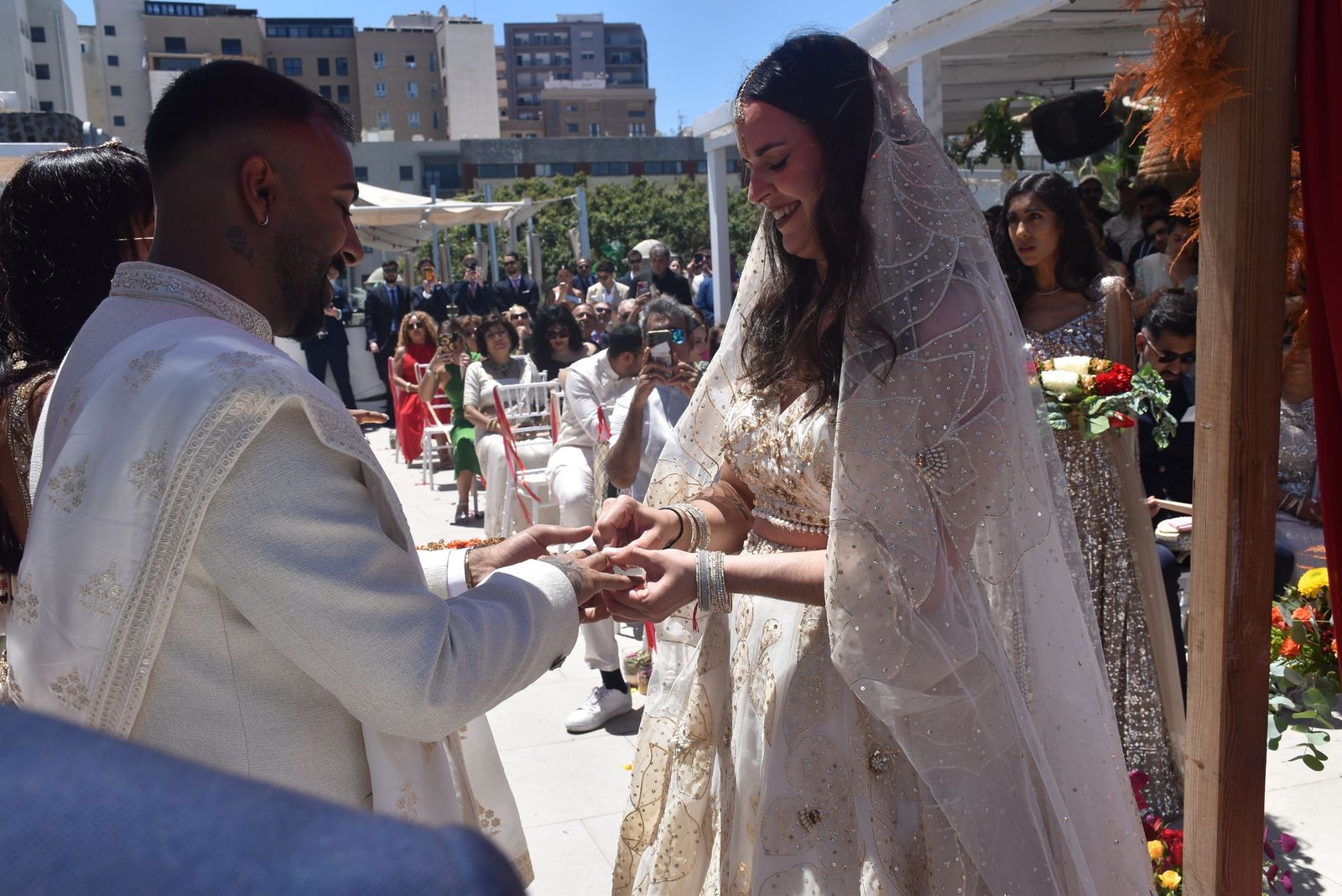 Direk y Rocío sellan su amor bajo el cielo de Ceuta