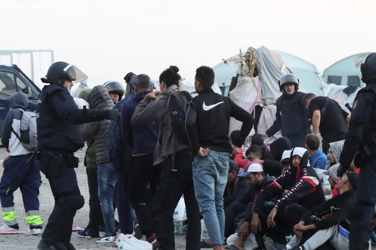 La Policía Nacional inicia el desalojo del Guano, último gran asentamiento ilegal de inmigrantes de Ceuta