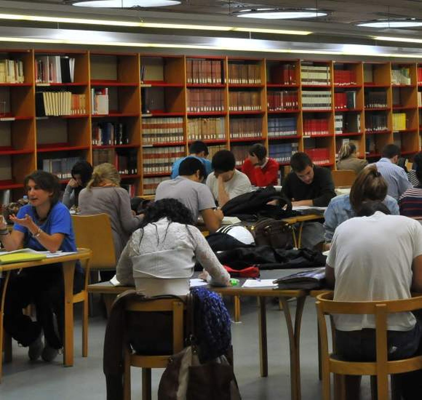 Estudiantes en una biblioteca
