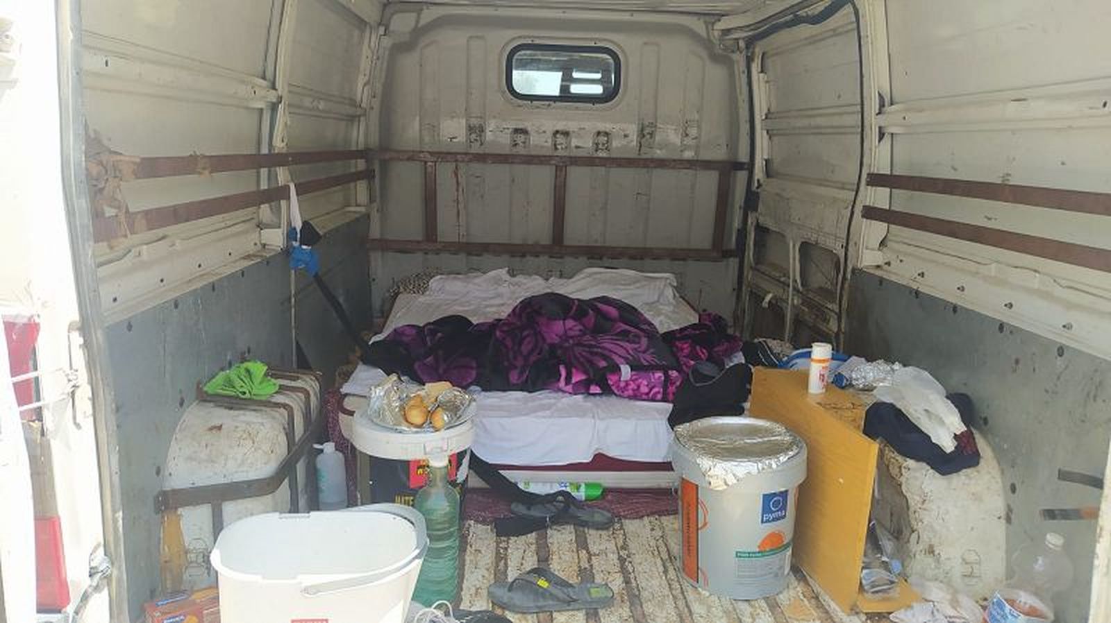 Furgoneta donde se quedan a dormir. / FOTO REDUAN