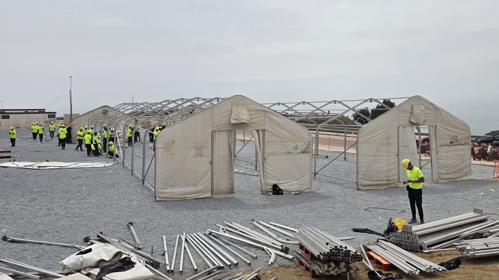 Comienza la instalación de nuevas carpas de acogida en Los Rosales, junto a la antigua prisión