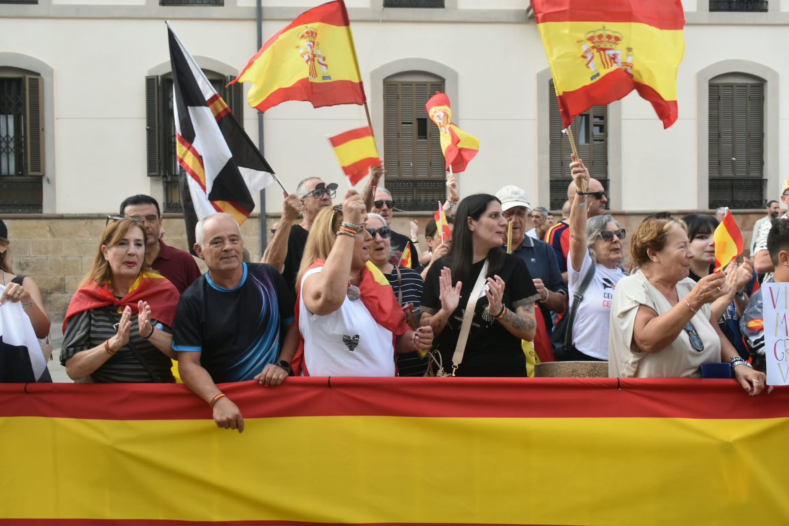 Los Reyes muestran su cercanía a los ceutíes nada más llegar a la ciudad