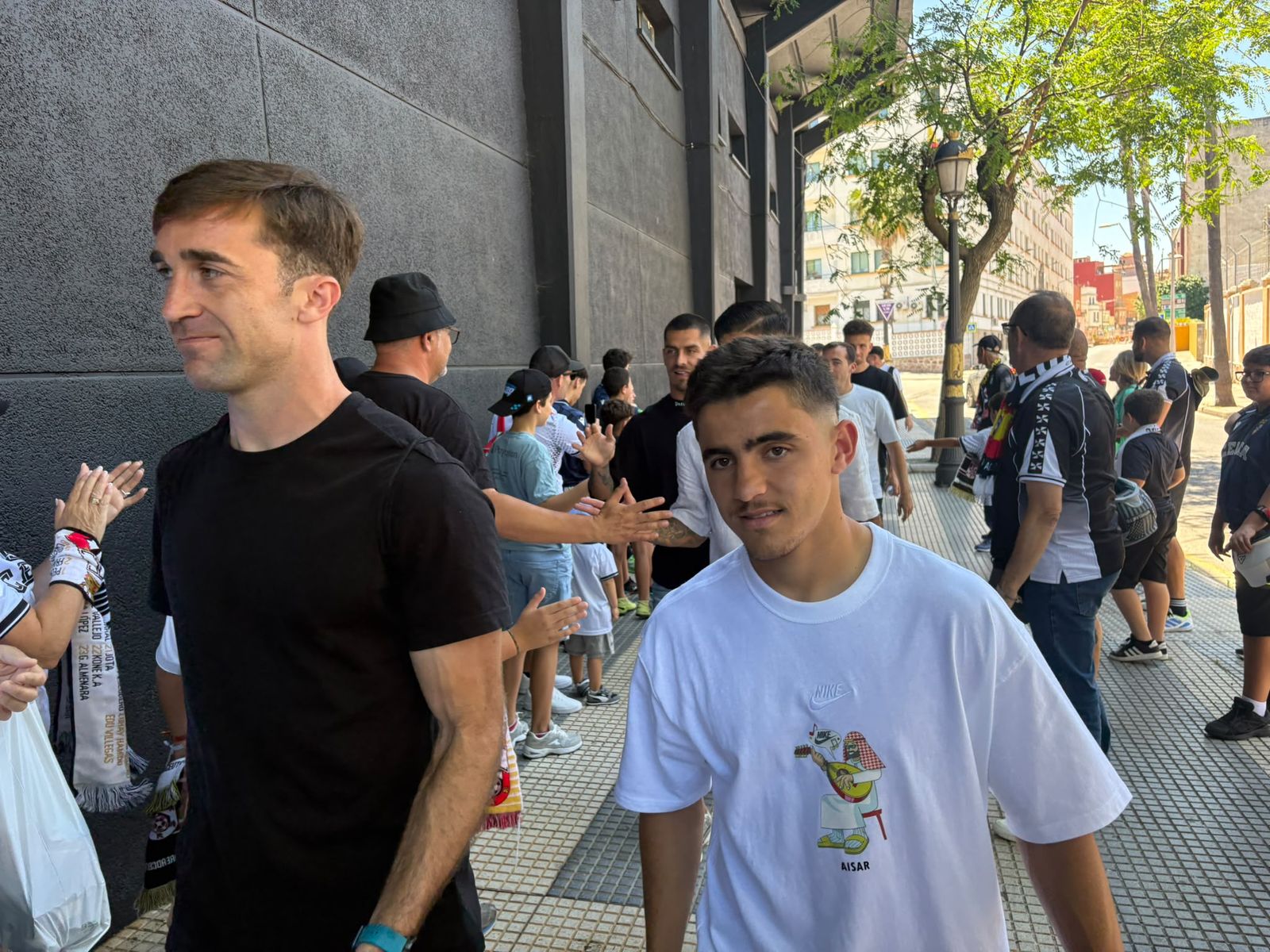 Aficionados ceutíes recibiendo a la AD Ceuta