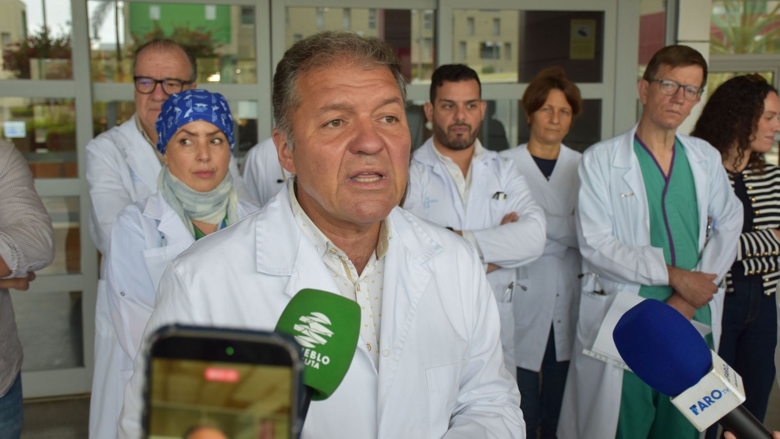 El presidente del Sindicato Médico de Ceuta, Enrique Roviralta, durante la concentración en el HUCE por la huelga