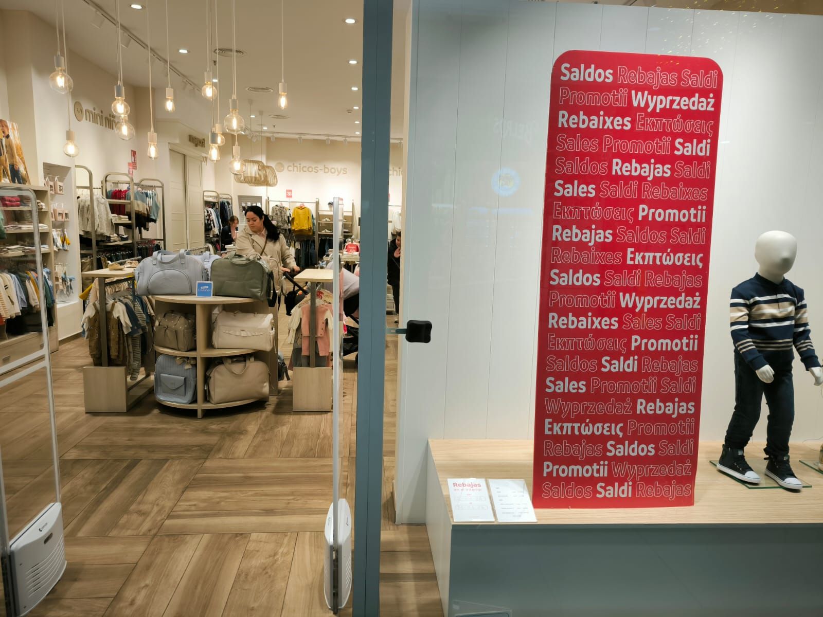 Las rebajas toman Parques de Ceuta en una intensa jornada tras Reyes