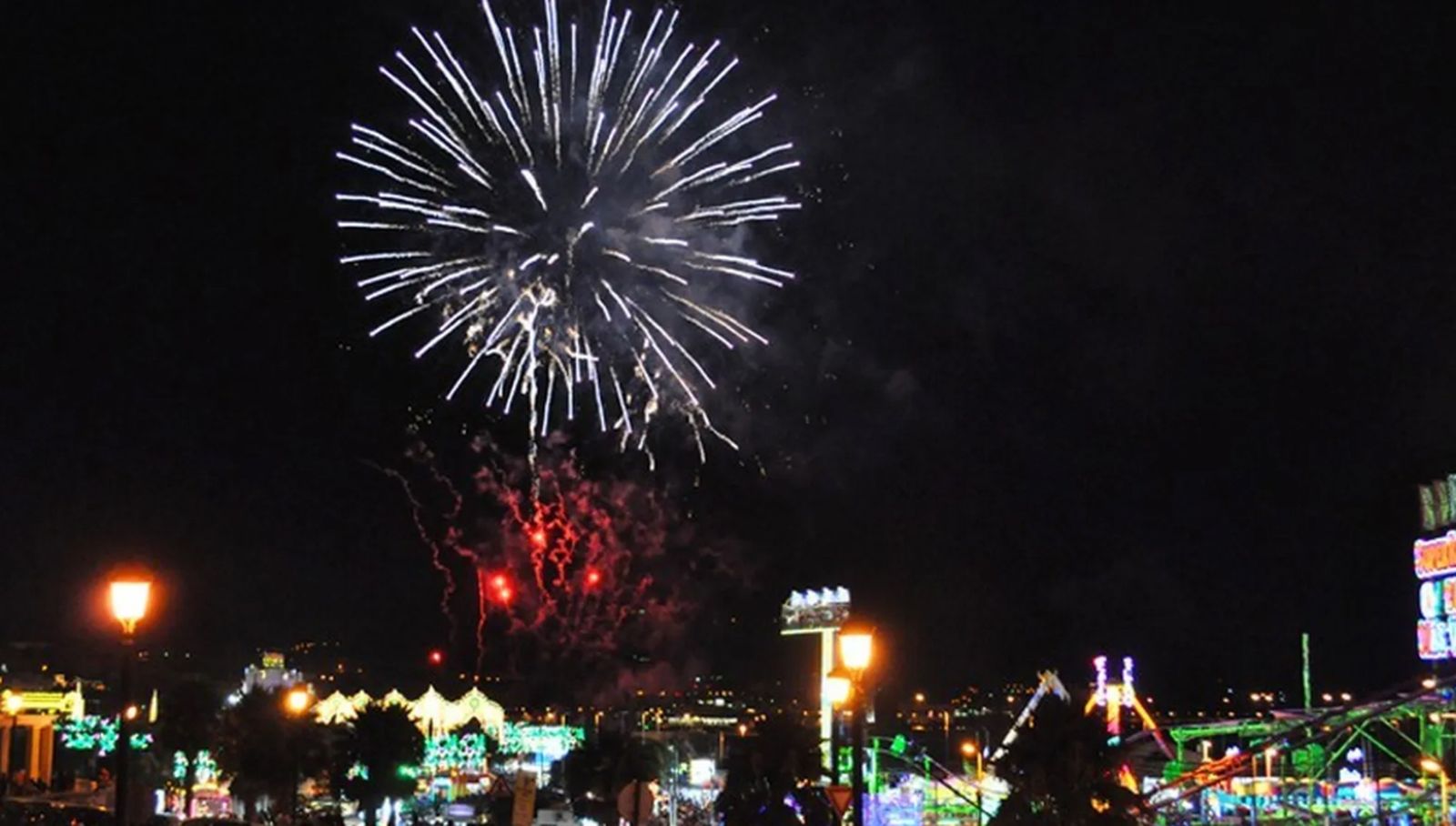 Espectáculo de fuegos artificiales durante la Feria de Ceuta
