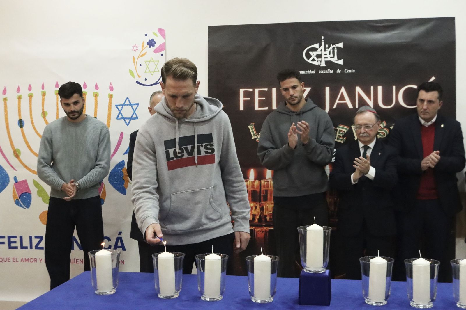 El alumbrado especial anuncia el inicio de la fiesta de las luces judía