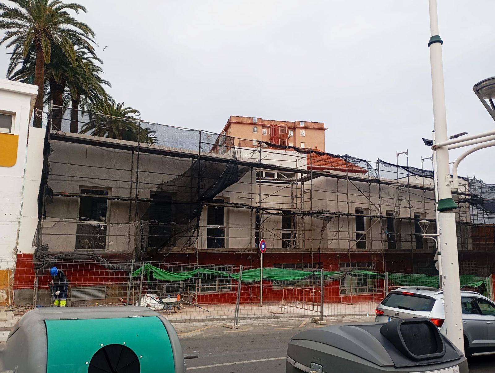 Un trabajador de Estructuras del Estrecho en el edificio donde se pondrá en marcha el Centro de Crisis 24 horas