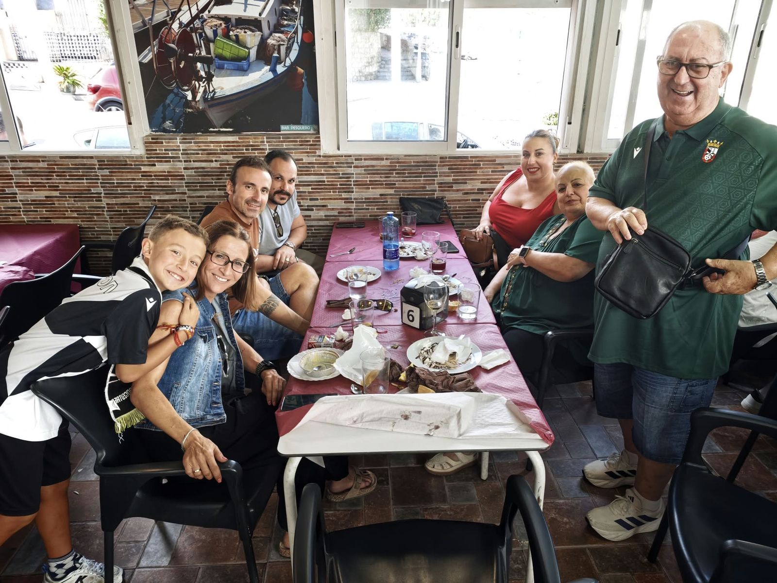 Aficionados en la previa del partido ante el Sabadell