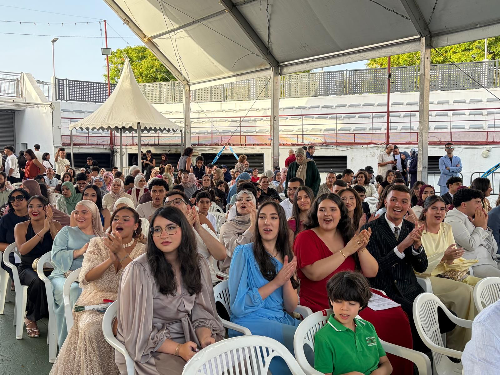 Multitudinaria graduación del Clara Campoamor en el Auditorio de la Marina