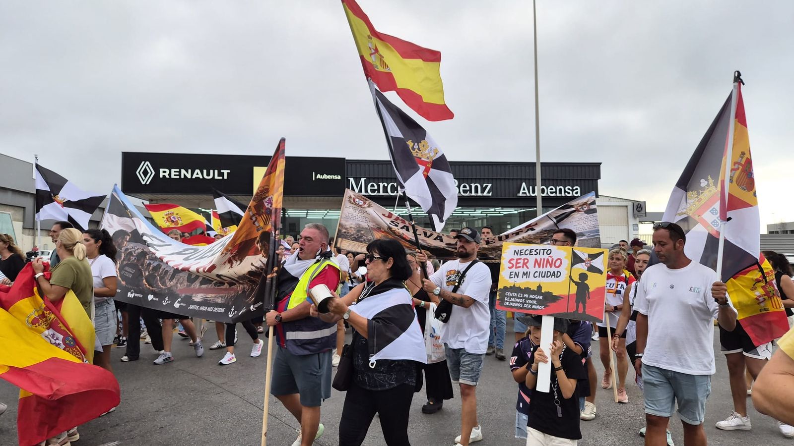 Los residentes de Parques de Ceuta y JOP mantienen la recogida de firmas y anuncian movilizaciones diarias para pedir que se reconsidere la ubicación del proyecto, próximo a viviendas, comercios y al colegio Ortega y Gasset