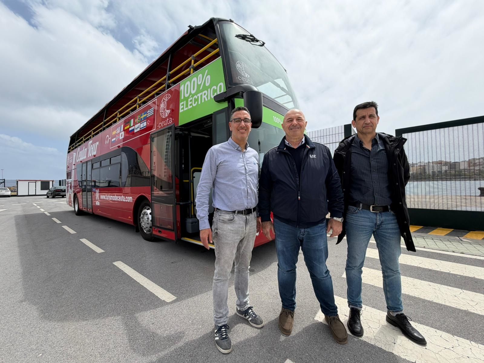 El consejero de Turismo, Nicola Cecchi, (en el centro) posa frente al autobús junto a sus colaboradores