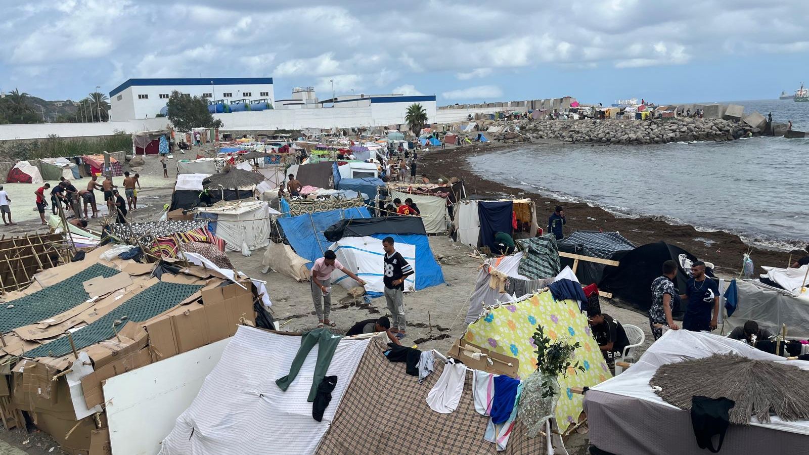 Playa de Benítez llena de chozas de los migrantes