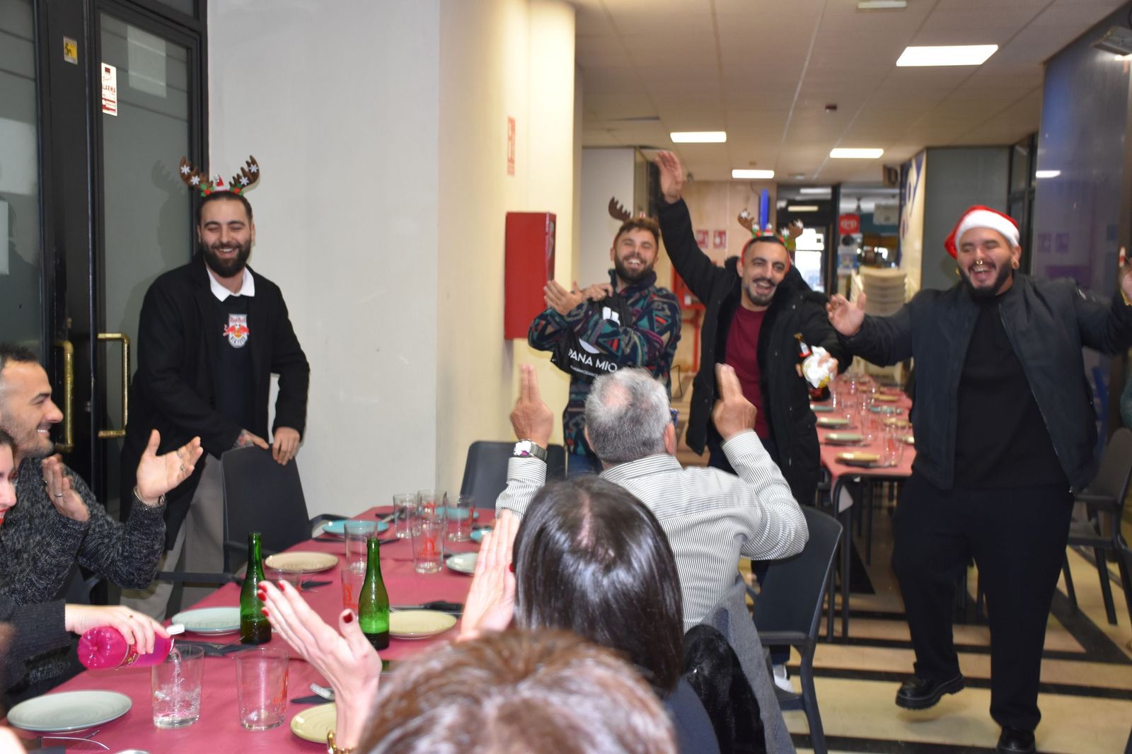 Brindis, risas y espíritu navideño en los restaurantes de la ciudad