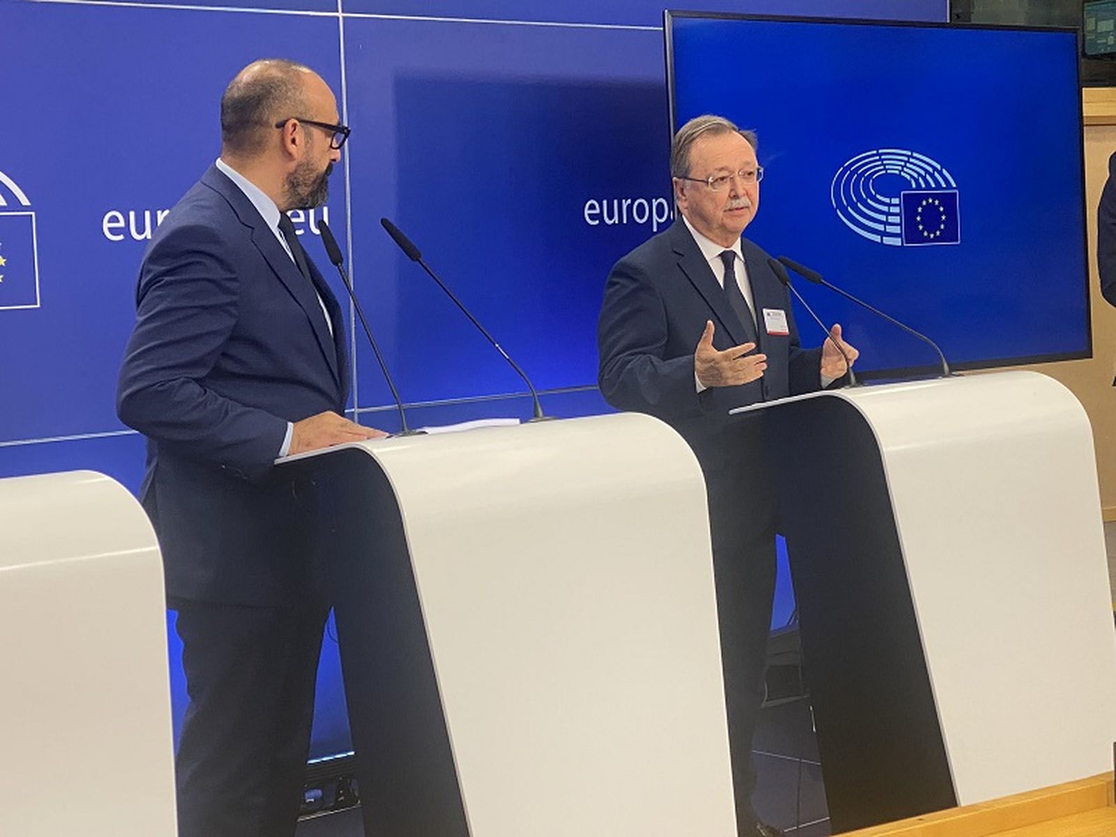 Vivas durante su intervención en el Parlamento Europeo, junto a Jordi Cañas / CAC Vivas durante su intervención en el Parlamento Europeo, junto a Jordi Cañas / CAC