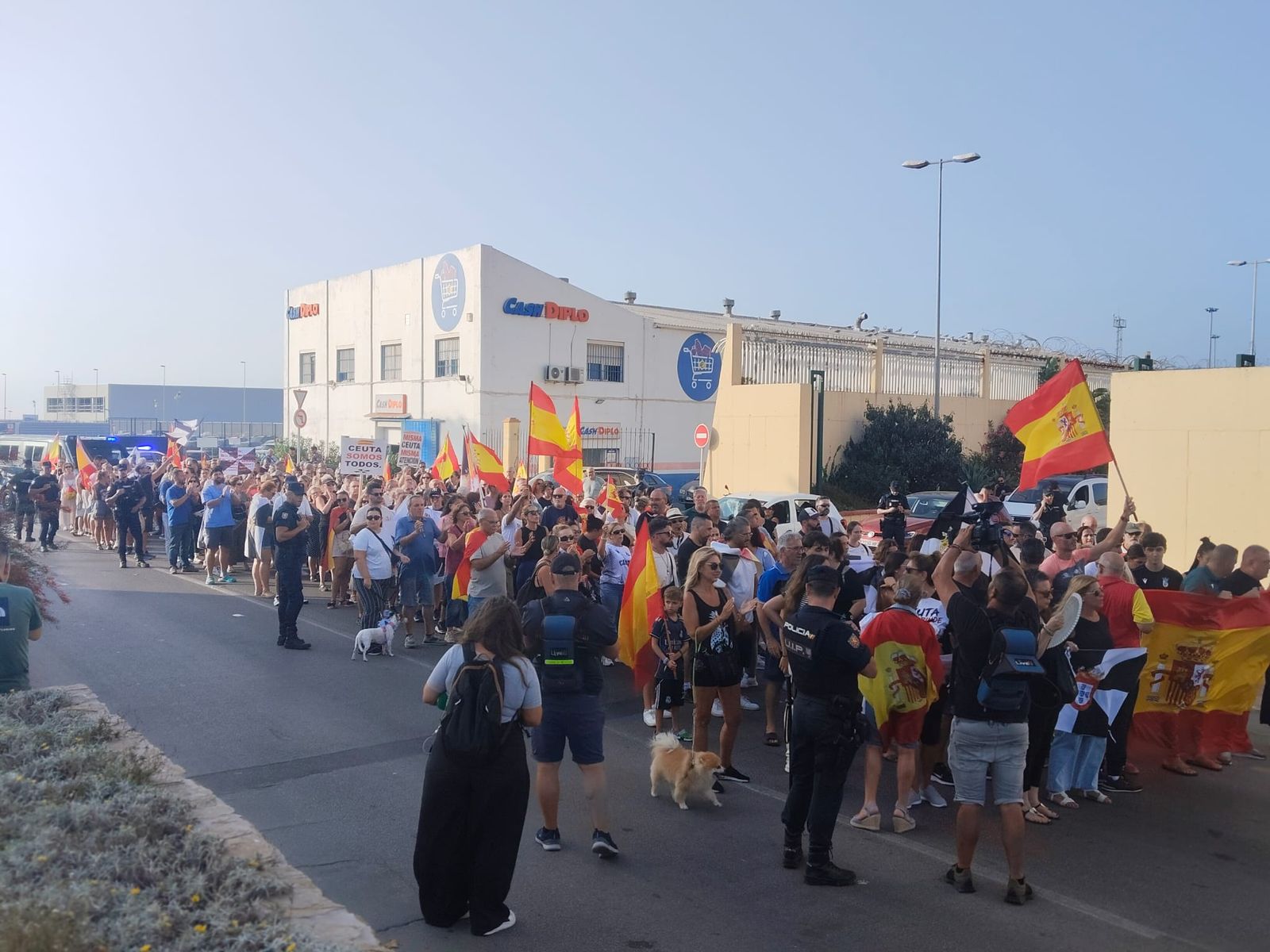 Ceuta se concentra contra el futuro asentamiento para acoger migrantes en el Muelle de Poniente