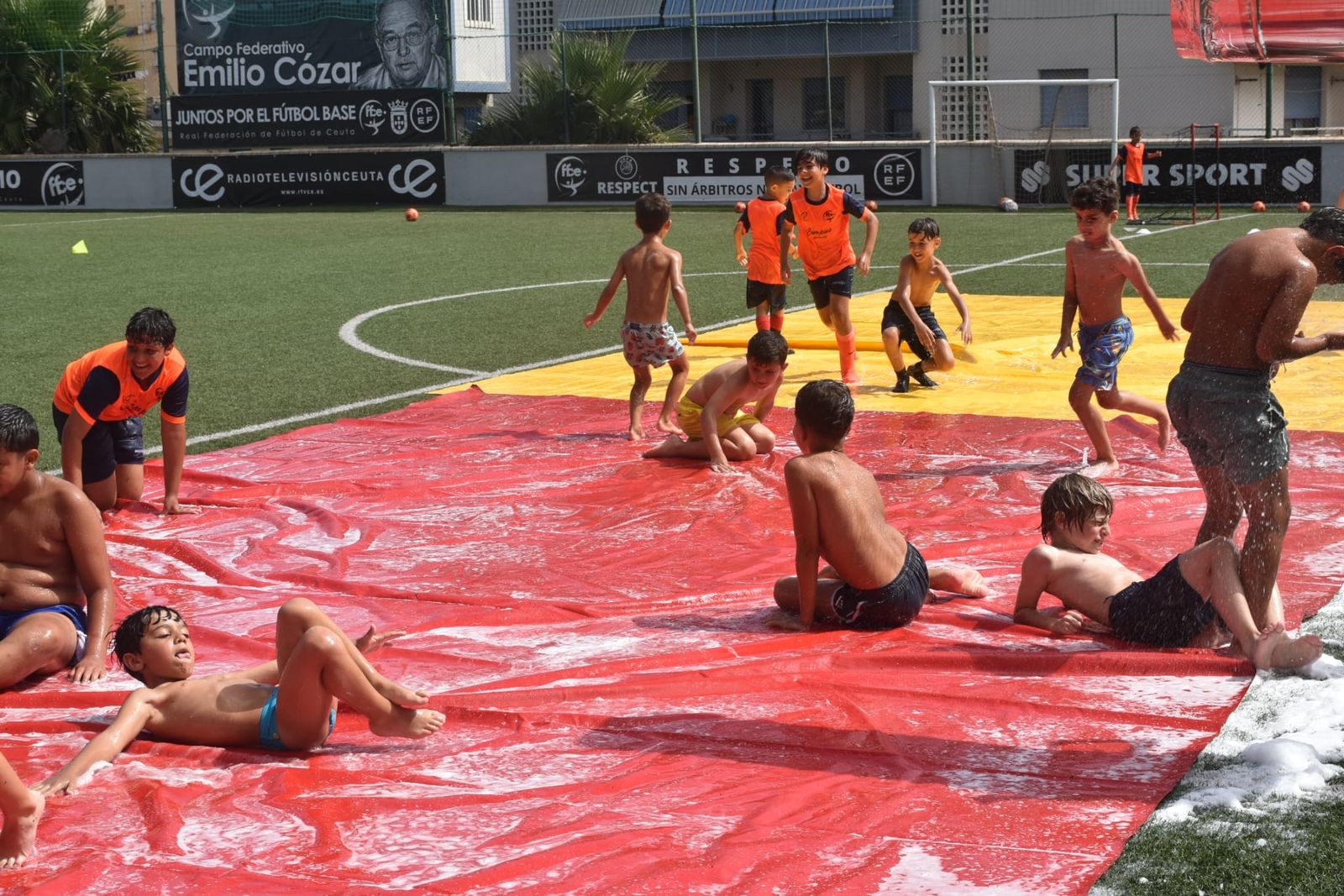 Fiesta de deporte, espuma y convivencia en el Campus de Verano ‘Emilio Cózar’