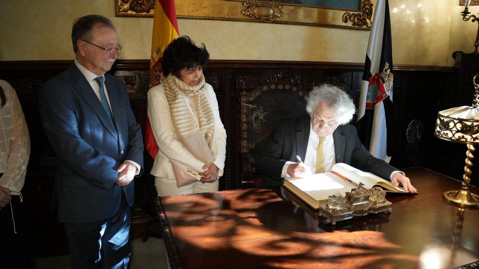 El escritor firma en el Libro de Honor de la Ciudad