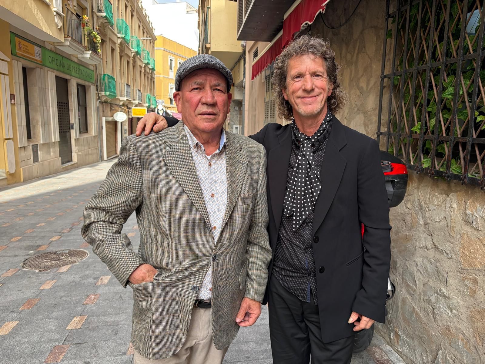 De izquierda a derecha: Juan Huertas y 'El Yaguita', en la puerta de la Tertulia este domingo.