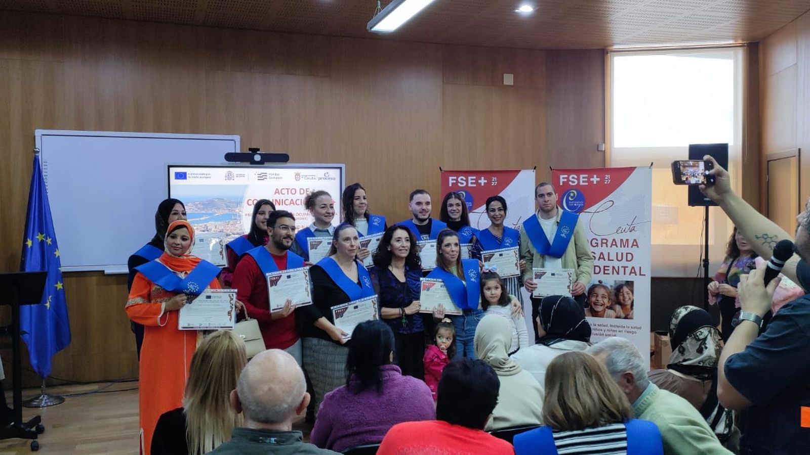 Un grupo posa tras la finalizaicón de su formación