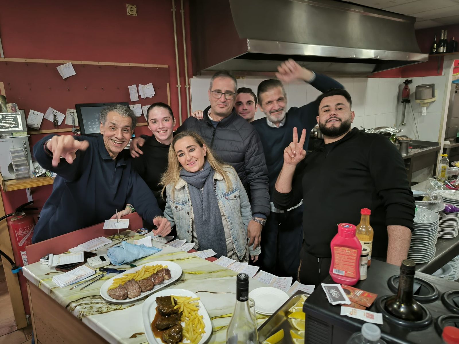 Los ceutíes se lanzan a la calle para celebrar la llamada 'Tardevieja' para despedir 2025