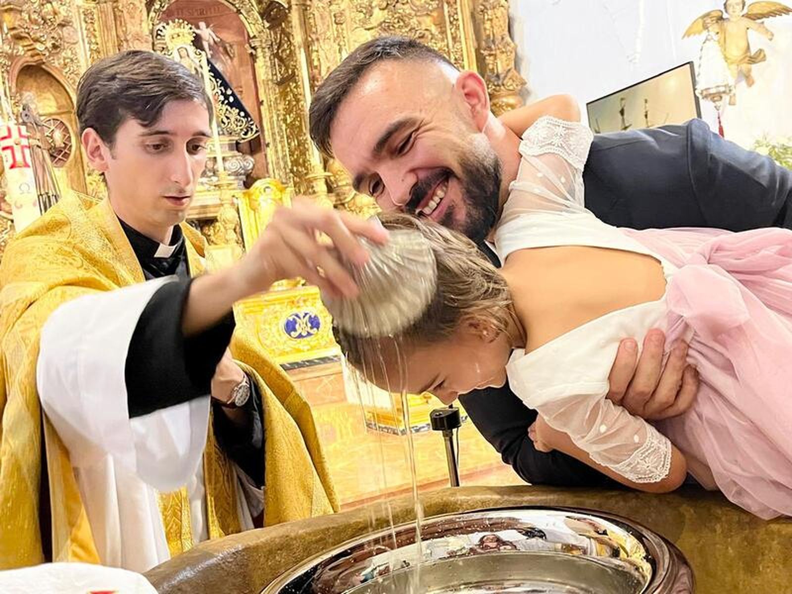 Melissa, José y Teresa reciben el sacramento del bautismo