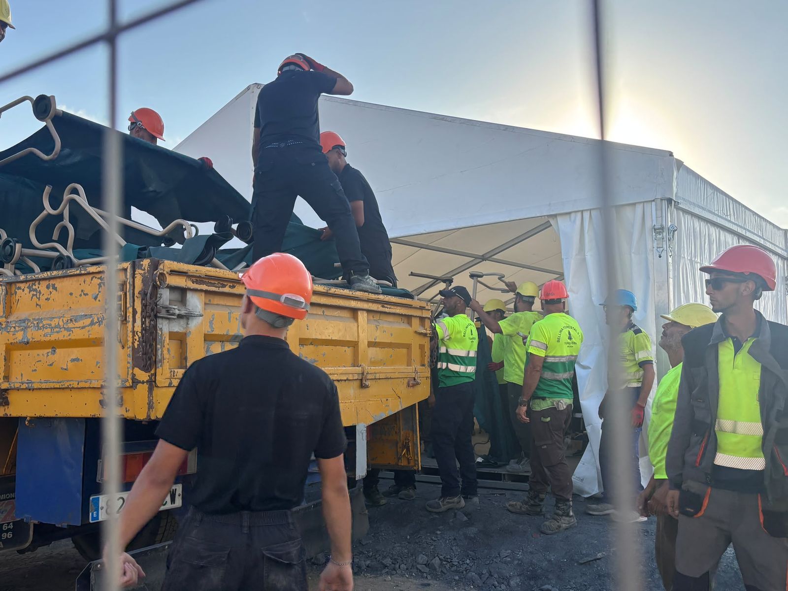 Tenso traslado  de más de  3.000 migrantes de las playas de Ceuta a un nuevo centro temporal