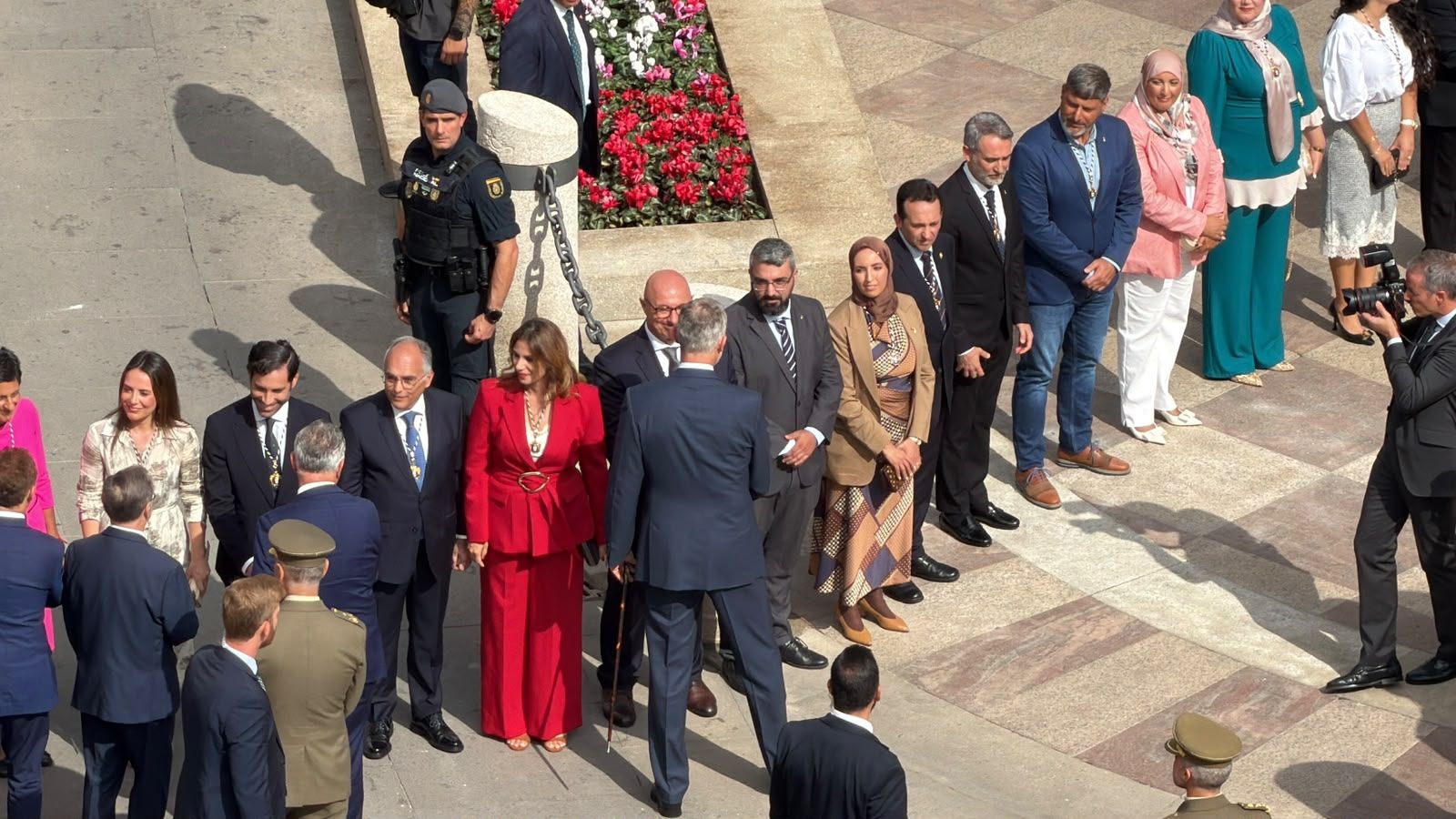 Los Reyes saludan a los diputados de la Asamblea de Ceuta