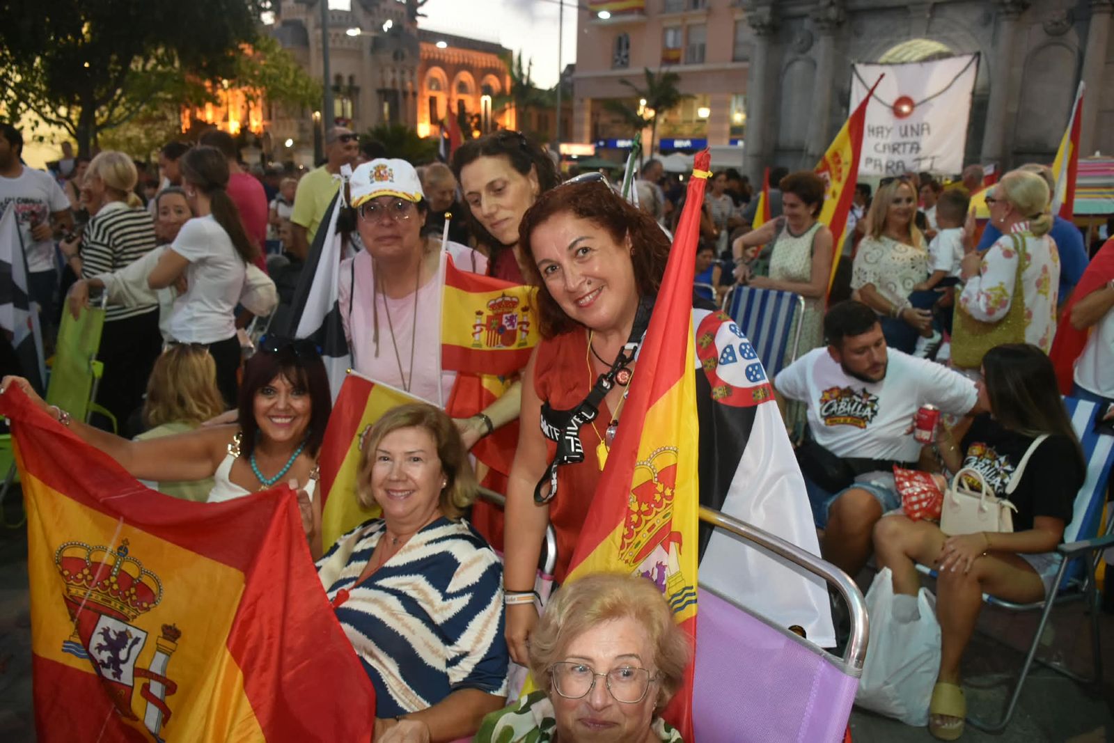 La Plaza de los Reyes se convierte en un gran salón para arropar a Vivas