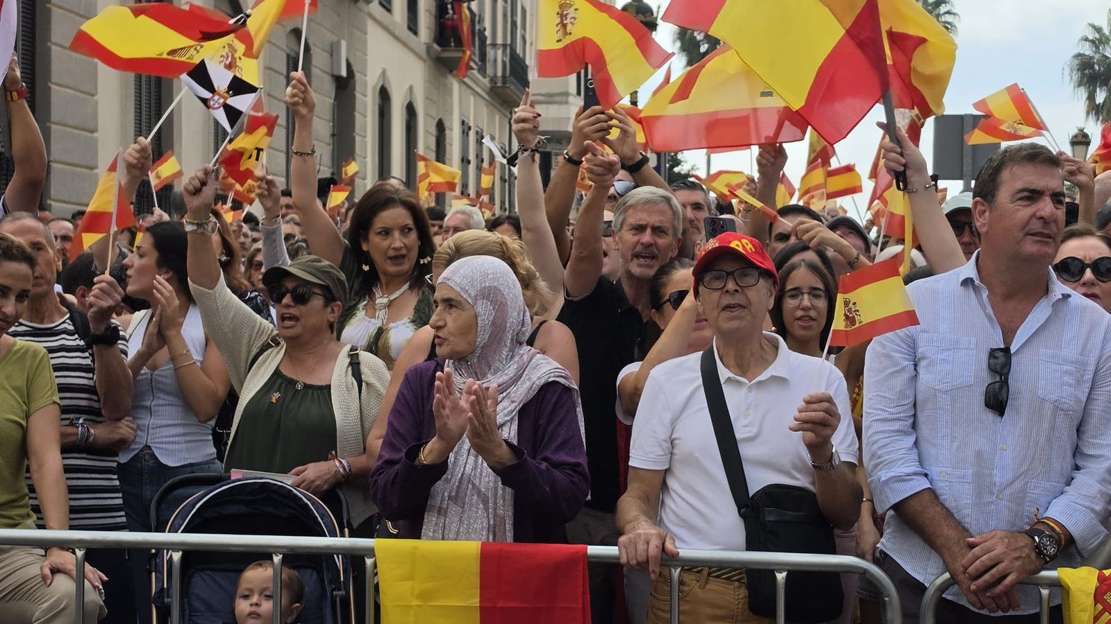 Llegada de los Reyes al Palacio Autonómico saludando a los ceutíes en Gran Vía