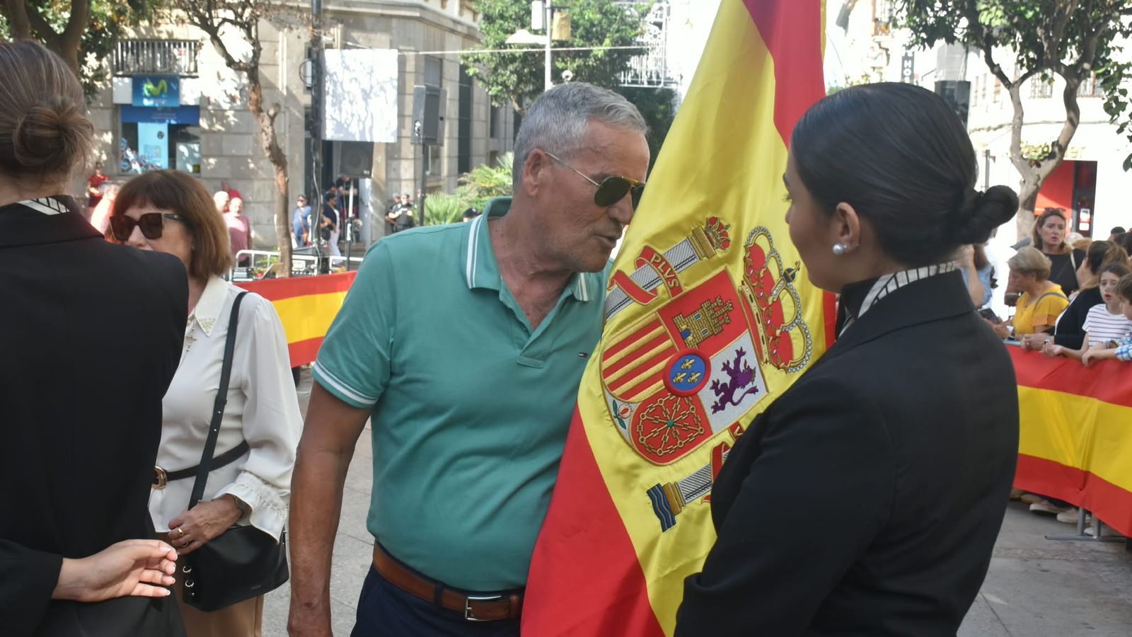 Multitud de ceutíes juran bandera de manera simbólica para mostrar su pertenencia a España