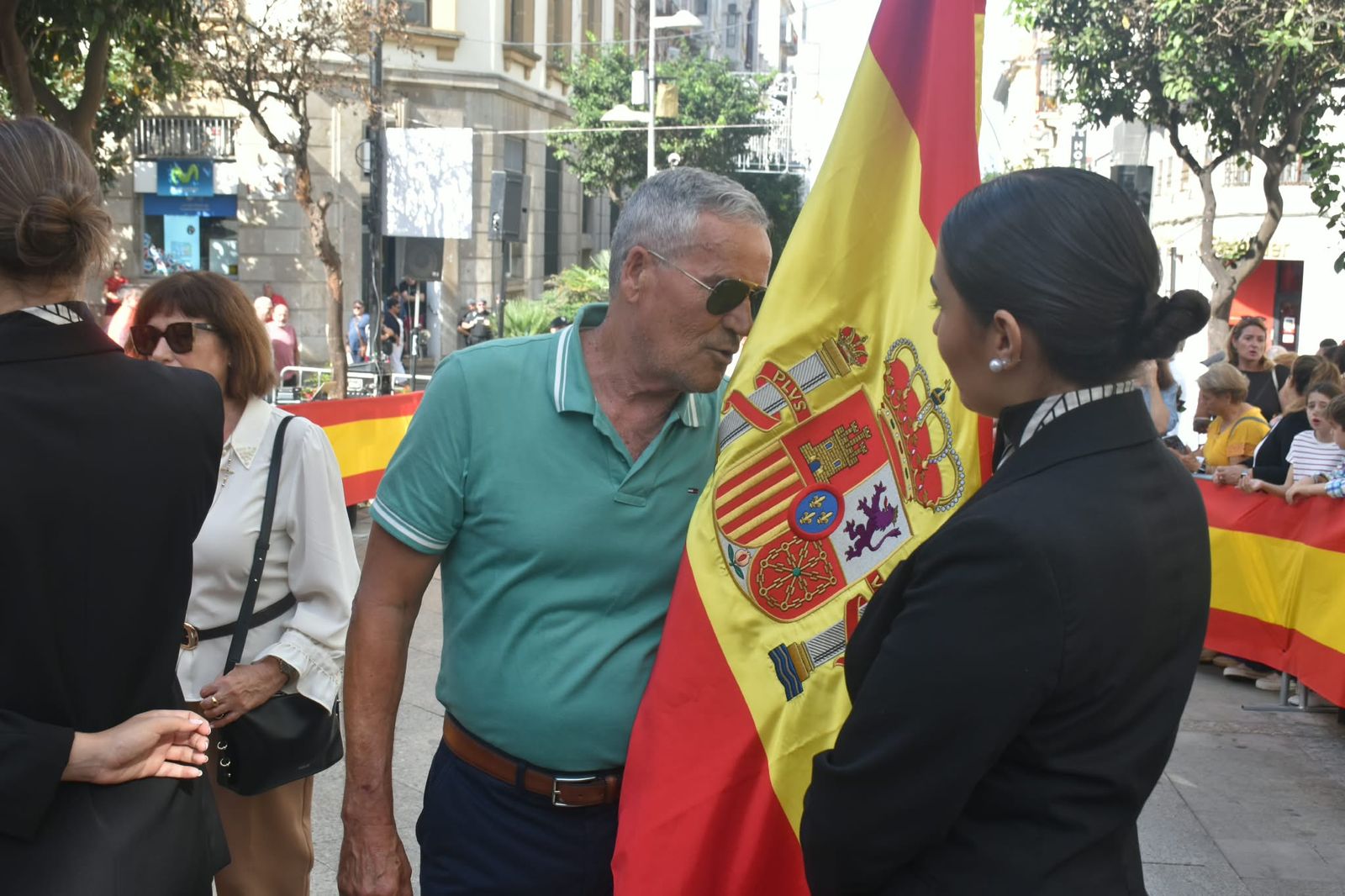 Multitud de ceutíes juran bandera de manera simbólica para mostrar su pertenencia a España
