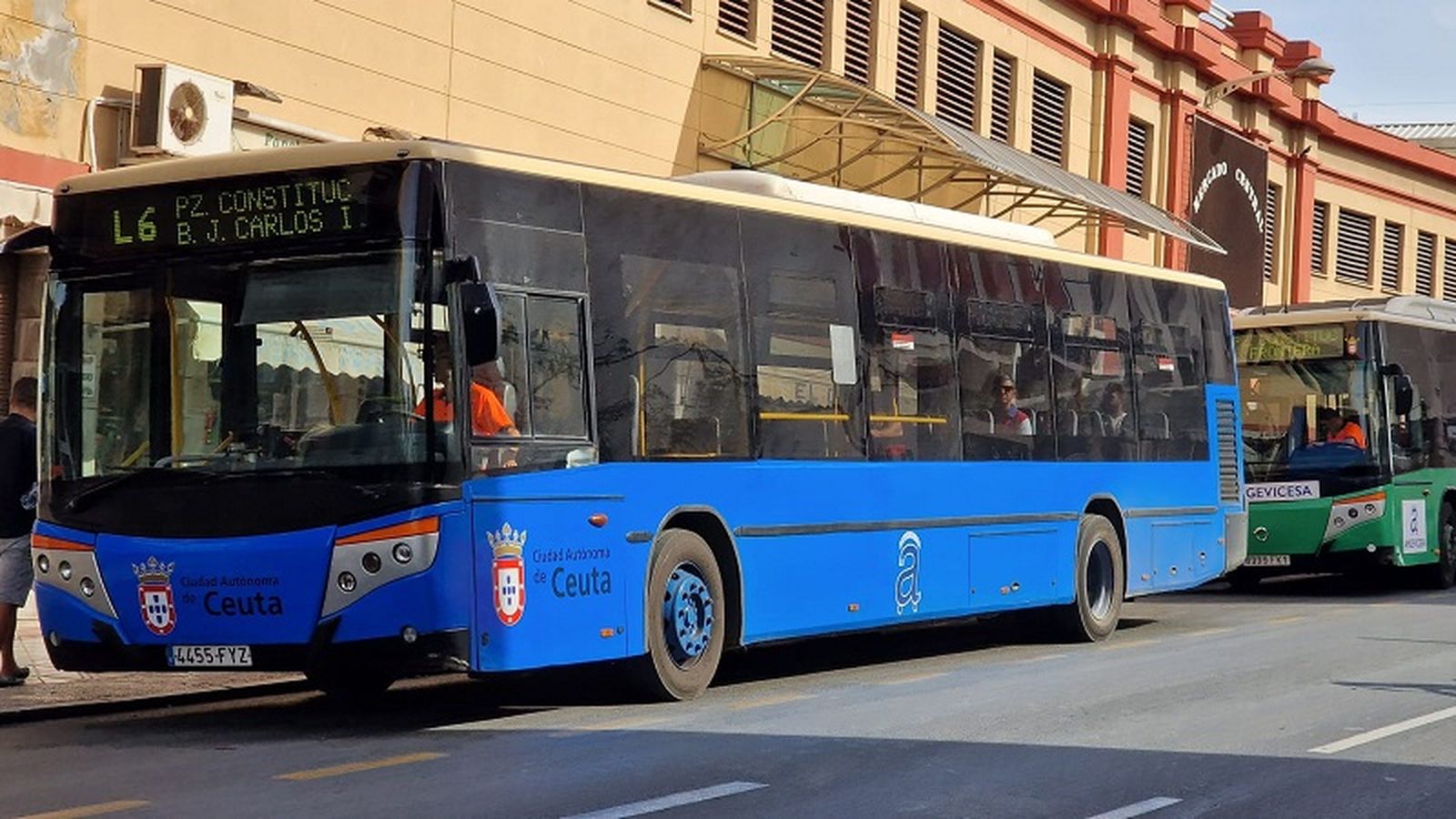 Autobús estacionado en la parada de la Avenida Alcalde José Victori Goñalons./ FOTO E.P.