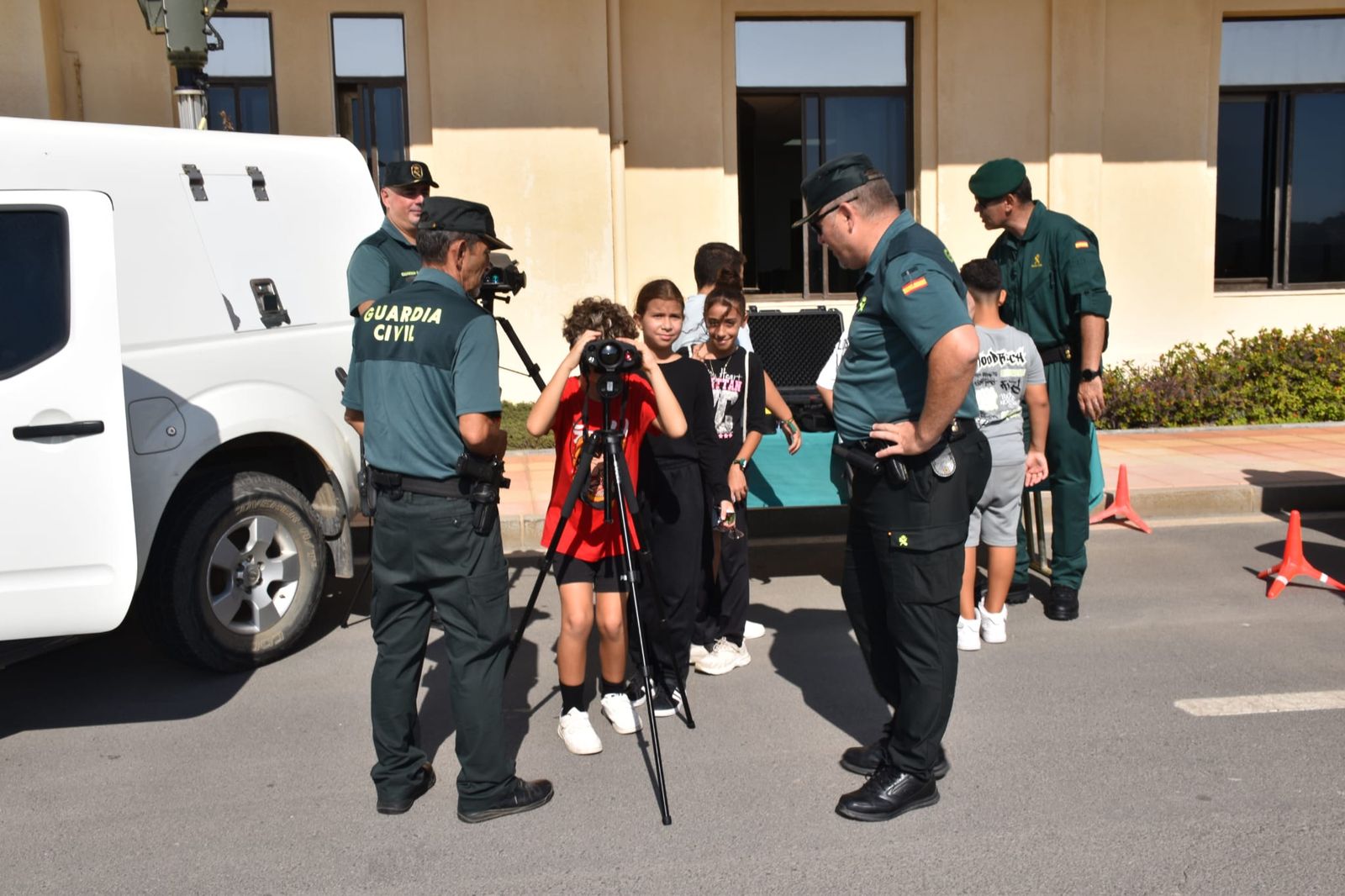 La Guardia Civil muestra sus medios a los escolares