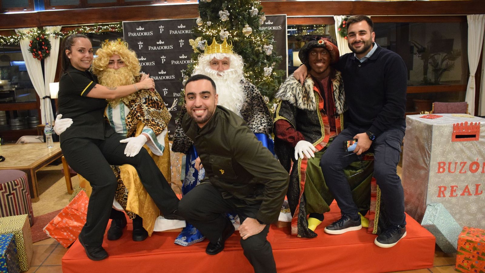 Los Reyes Magos recogen las cartas de los más pequeños en el Parador de Ceuta