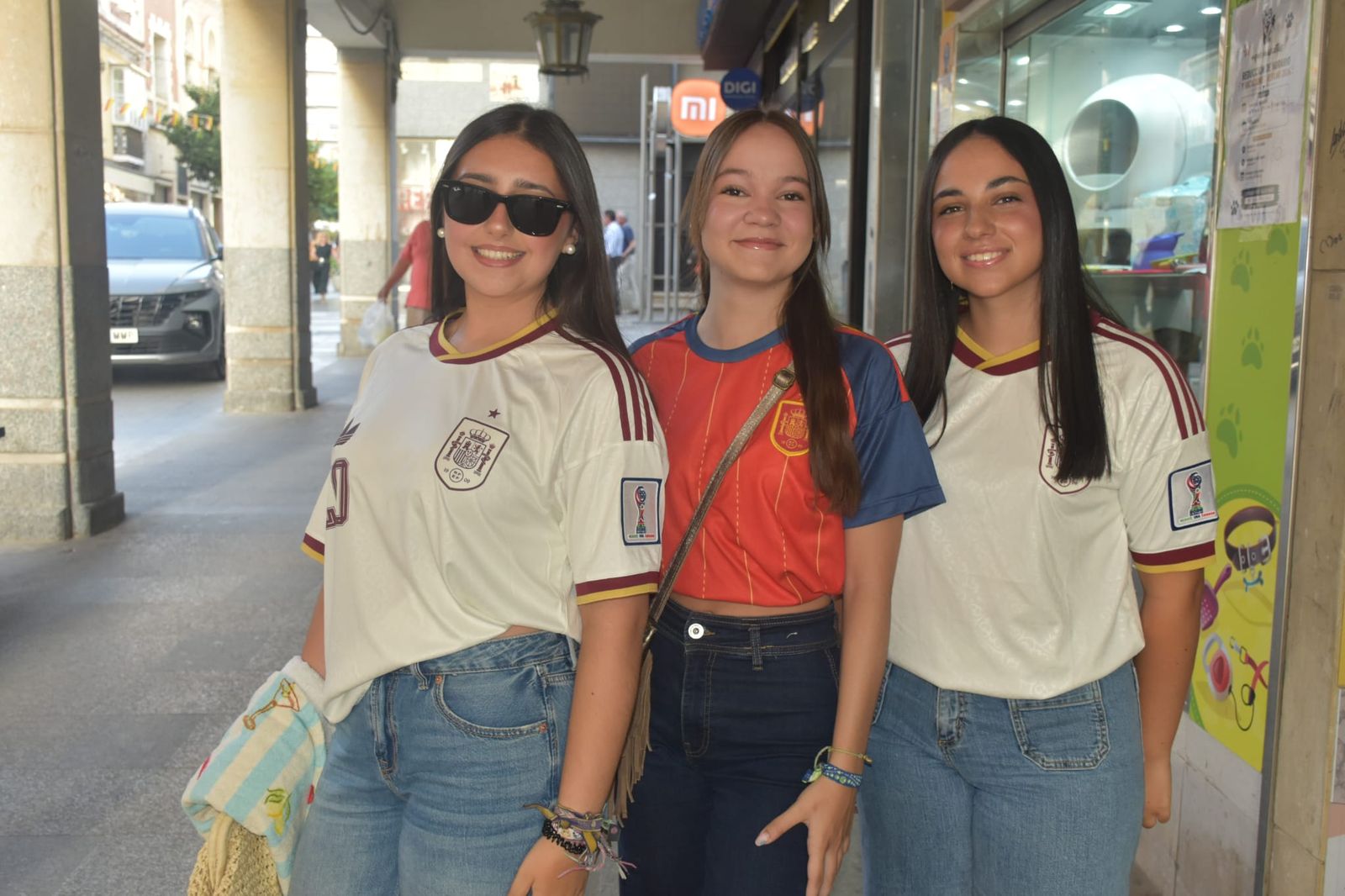Ceuta se vuelca con España y pinta de rojo y amarillo La Ribera