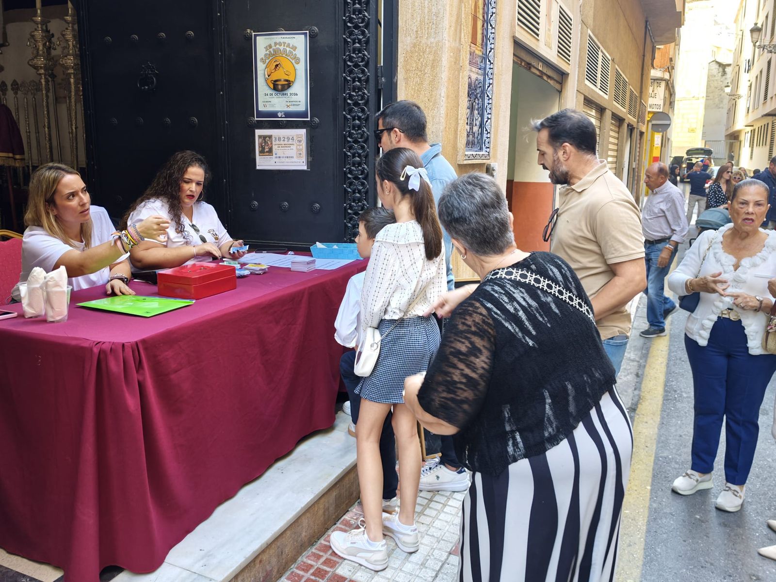 La solidaridad y el buen ambiente vuelven a llenar Teniente Pacheco con el XII Potaje Solidario