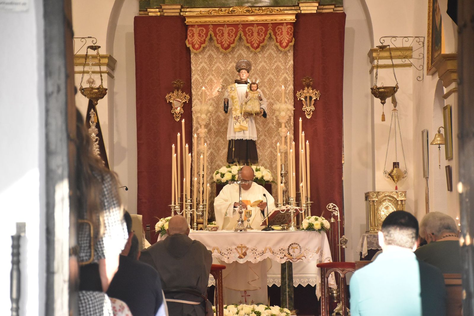 San Antonio enciende la cuenta atrás de su festividad con el inicio del triduo y el alumbrado extraordinario