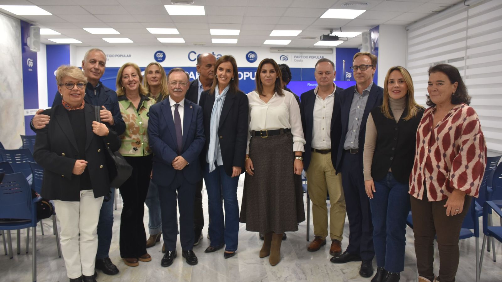 Foto de familia tras el encuentro mantenido en la sede del PP por la visita de Carmen Fúnez