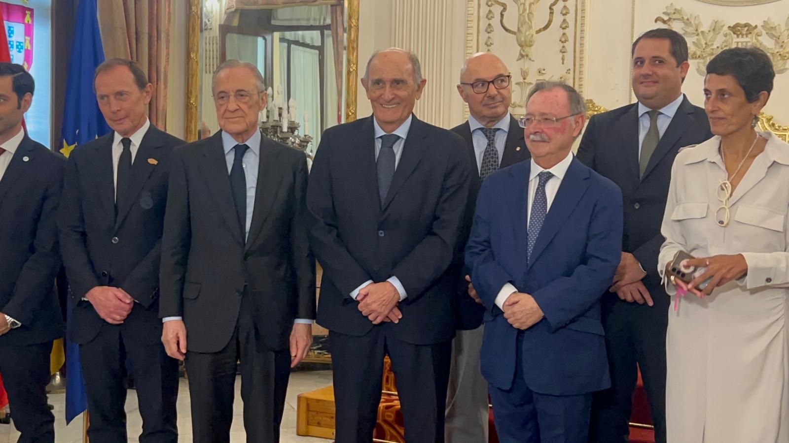 El  presidente del Real Madrid, Florentino Pérez, junto al presidente de honor del club blanco, el ceutí José Martínez 'Pirri', y Emilio Butragueño,  junto al presidente de la Ciudad, Juan Vivas,  y otros miembros de Ejecutivo local