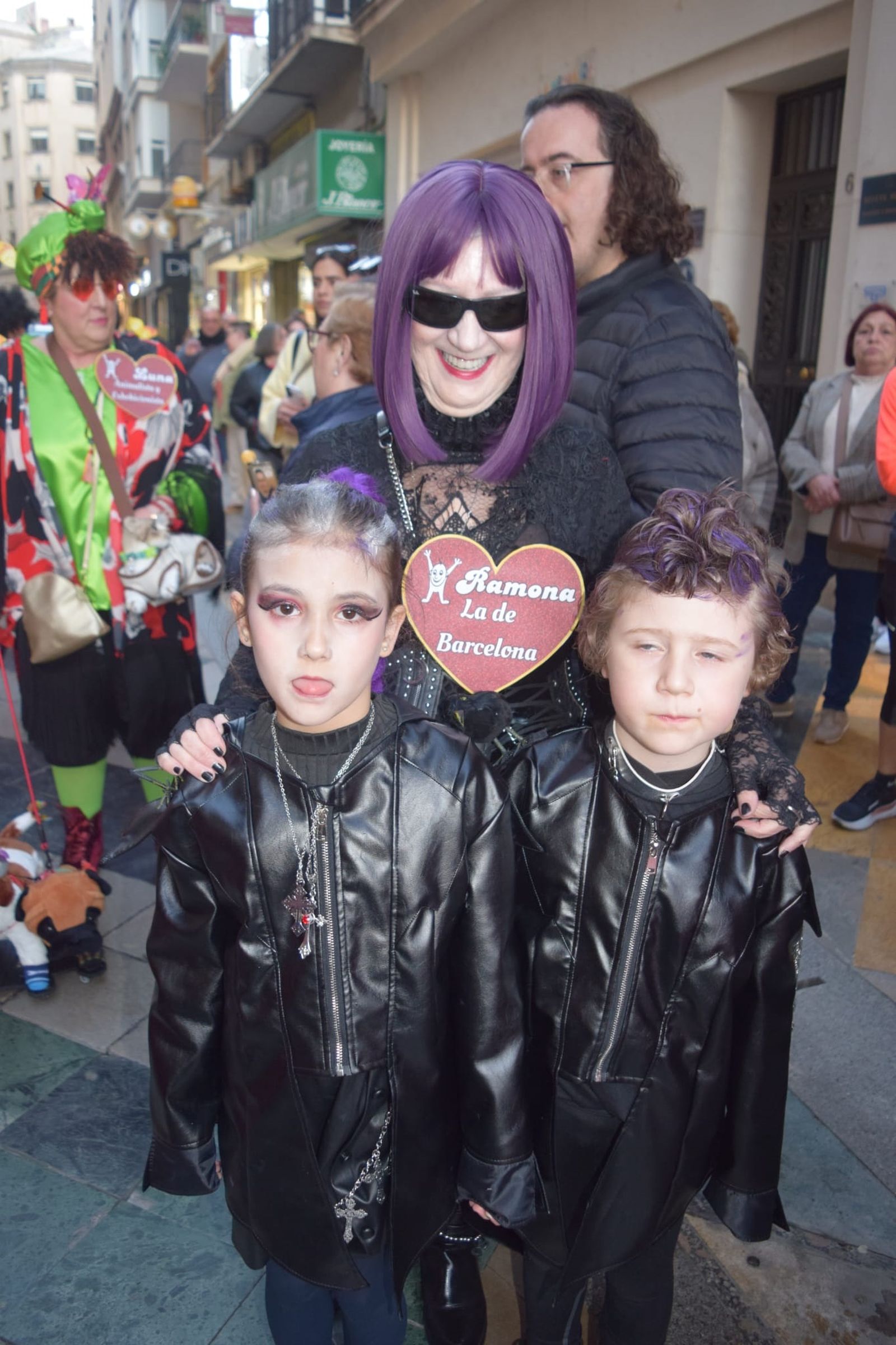 Los Popi enamoran a Ceuta con un pasacalles destinado a la búsqueda de su “media caballa”