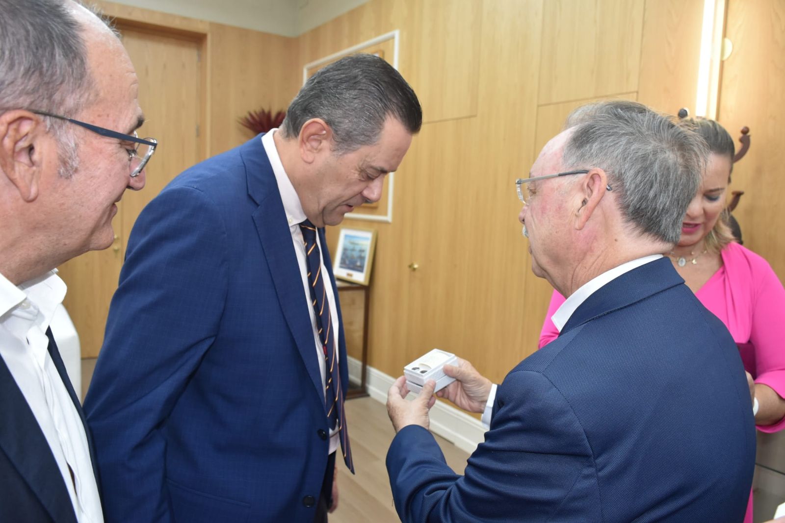 El presidente Juan Vivas recibe en el palacio autonómico a Roncero
