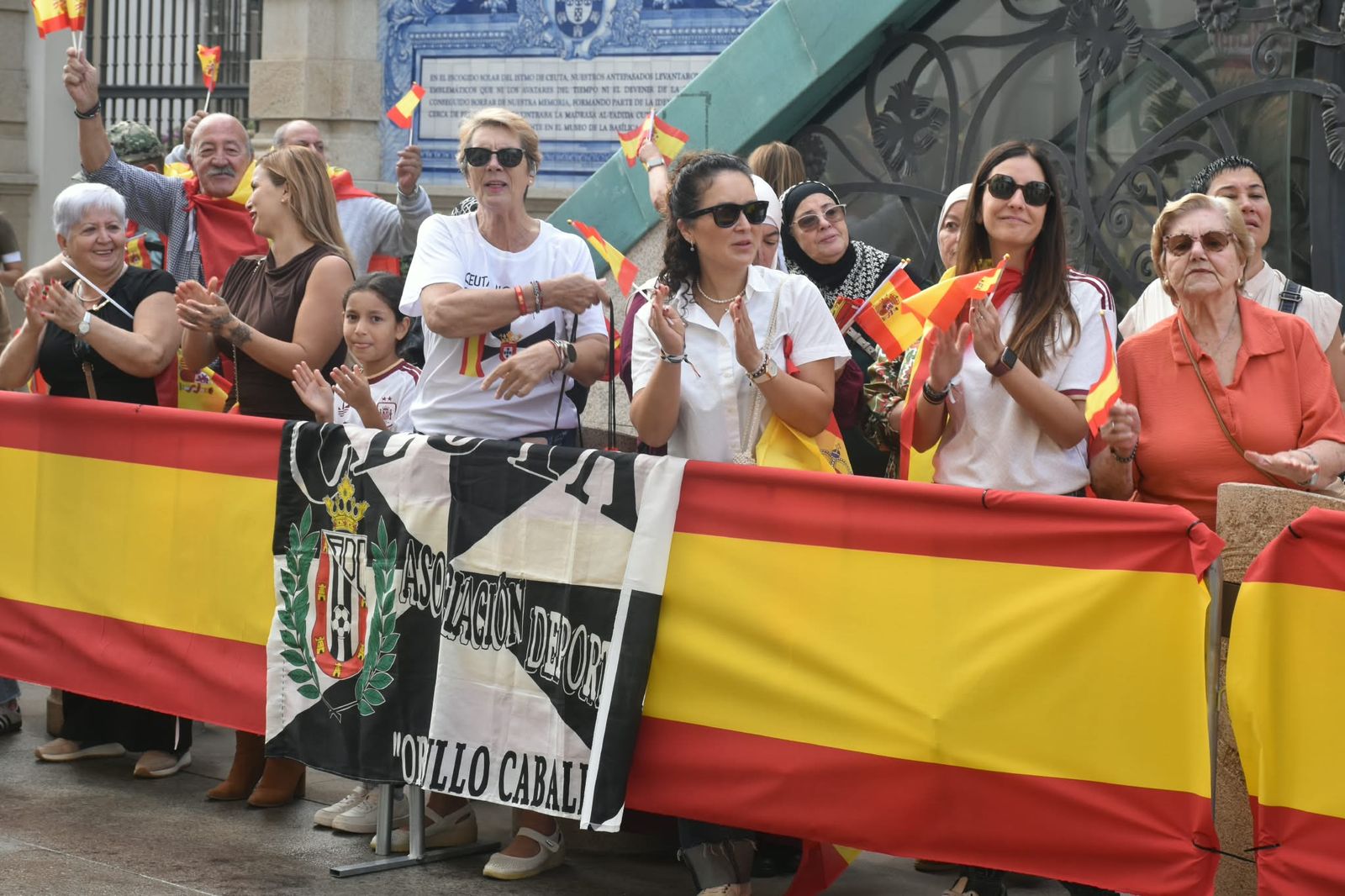 Los Reyes muestran su cercanía a los ceutíes nada más llegar a la ciudad