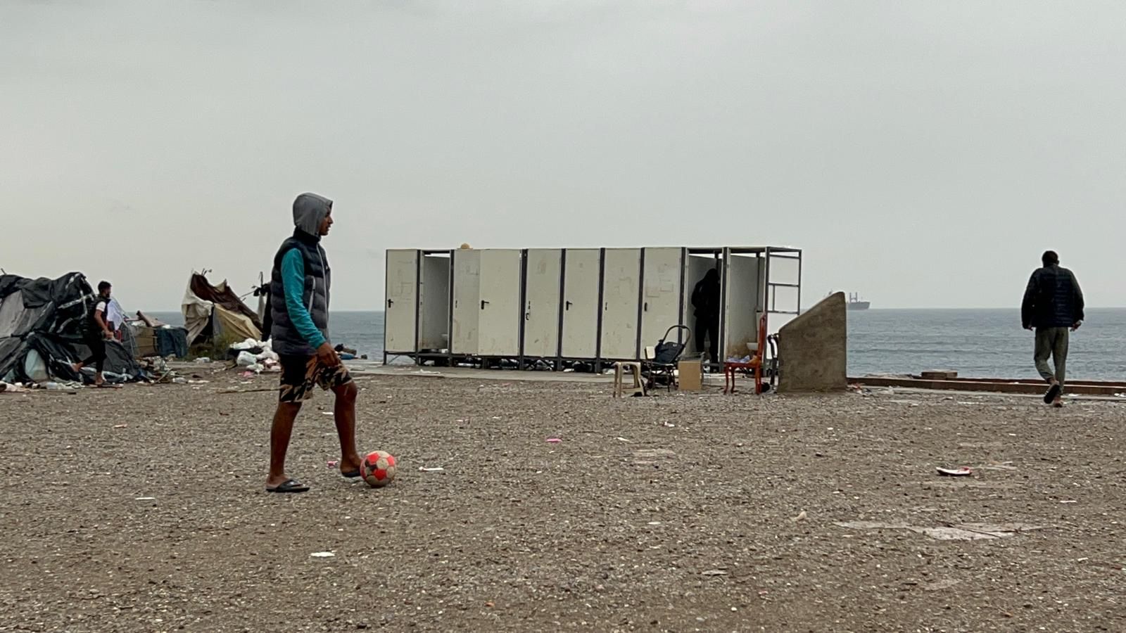 Migrantes en la explanada del Guano