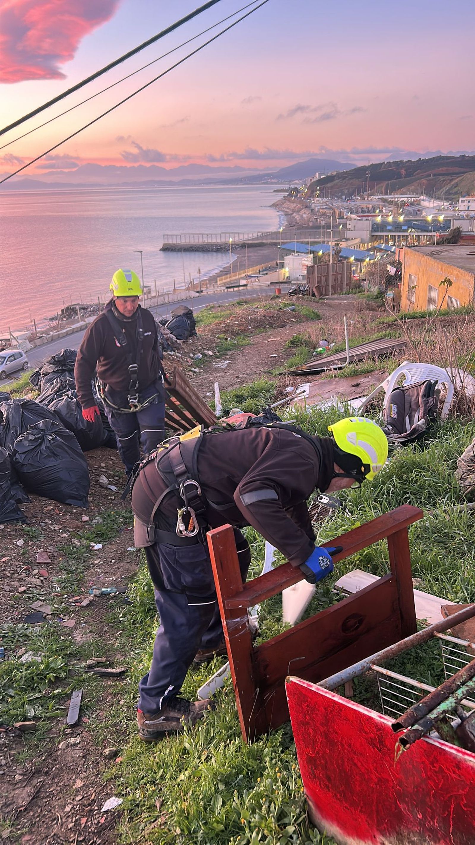 Las Brigadas Verticales limpian residuos en la barriada del Príncipe Felipe.