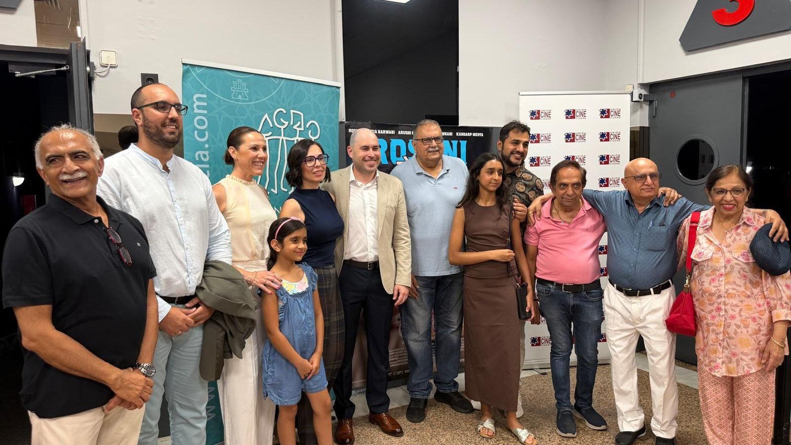 El director de la cinta junto a las autoridades y asistentes a la presentación de "Roshni"