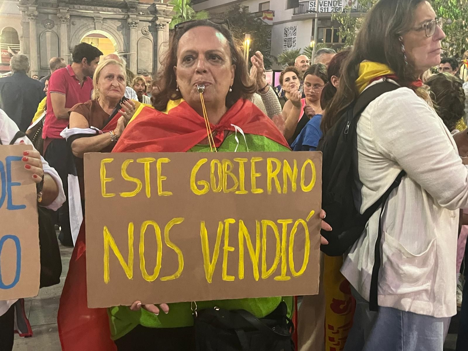 Ceuta no se rinde: Unos 200 ciudadanos vuelven a alzar la voz contra el Gobierno por la invasión